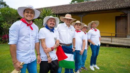 El grupo “Los Loría” lo integran cinco músicos de la familia Loría, padre e hijos, de linaje guanacasteco y con una amplia trayectoria en la música costarricense. Foto MNCR