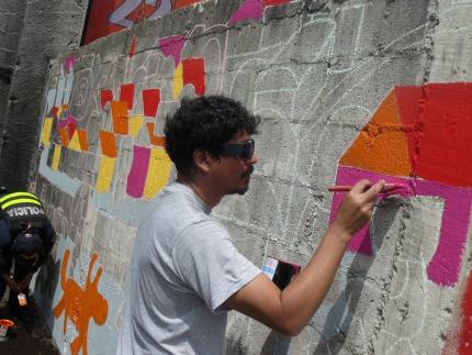 La inclinación de Munguía por el trabajo con las comunidades, le llevaba a incorporar a las poblaciones en la elaboración de los murales. CCHJFF