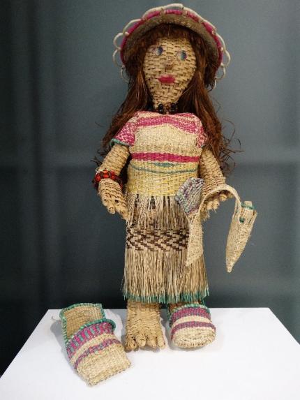 La obra "Artesana Huetar JUJUCA" de Marta Eugenia Mena Pérez, fue la elegida en el tercer lugar de la categoría Tradicional Indígena. Esta pieza tan elaborada contiene fibras naturales de bejuco cucharilla, bejuco parrua, paja, chidera, hueso y tripa de estococa, tule y mastate en el pelo. Tiene colores sintéticos rojo y verde oscuro, así como colores naturales amarillo, verde, azul verduzco y morado. Por: LLópez-CICPC. La obra "Artesana Huetar JUJUCA" de Marta Eugenia Mena Pérez, fue la elegida en el tercer lugar de la categoría Tradicional Indígena. Esta pieza tan elaborada contiene fibras naturales de bejuco cucharilla, bejuco parrua, paja, chidera, hueso y tripa de estococa, tule y mastate en el pelo. Tiene colores sintéticos rojo y verde oscuro, así como colores naturales amarillo, verde, azul verduzco y morado. Por: LLópez-CICPC.