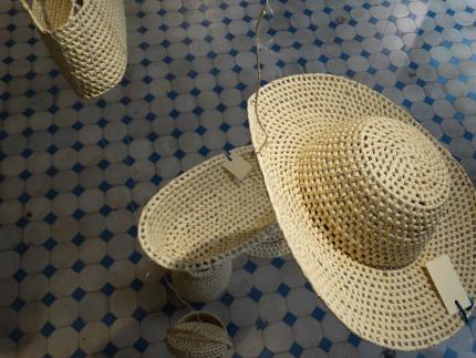 Detalle de la obra Artecespa, Marchena, colección de ocho piezas que incluye: panera, florero, bolso, cartera, aislador, huevera, plato y sombrero, todo delicadamente elaborado por Carlos Marchena. Conjunto ganador del primer lugar de la categoría Tradicional Mestiza. Por: LLópez-CICPC. Detalle de la obra Artecespa, Marchena, colección de ocho piezas que incluye: panera, florero, bolso, cartera, aislador, huevera, plato y sombrero, todo delicadamente elaborado por Carlos Marchena. Conjunto ganador del primer lugar de la categoría Tradicional Mestiza. Por: LLópez-CICPC.