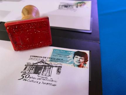 Matasellos se estampó en dos sobres: uno acompañado con el sello postal de Carmen Naranjo, correspondiente a la emisión Escritores Nacionales 2019; el otro, sobre el sello postal dedicado a la bailarina y coreógrafa Mireya Barboza, el cual circuló en marzo del 2020 como parte de la emisión Día Internacional de la Mujer. Foto MCJ