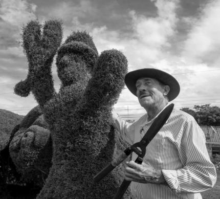 Fotografía: Evangelista Blanco da vida a los cipreses en el parque de Zarcero, Alajuela, desde hace 50 años. Sergey Kovalchuk