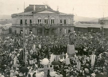 Celebración del Centenario, frente al Teatro Nacional de Costa Rica. Foto: MNCR