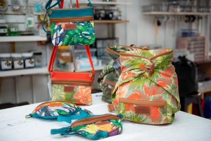 Fotografía: María Gabriela Amey Fonseca, Pavas, San José. Esta artesana presenta dos colecciones de bolsos, mochilas y alforjas. Una colección inspirada en la frescura y el color de la flora de nuestro trópico con el nombre de “Tropicalia”. La otra colección llamada “Pasos y pisos”, la cual se inspira en el diseño de los mosaicos de varios edificios patrimoniales de San José, entre ellos, las estaciones del tren del Atlántico y del Pacifico.