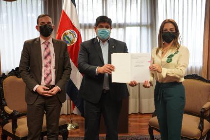 Este jueves, el presidente de la República, Carlos Alvarado Quesada, y el ministro a. i. de Cultura y Juventud, Dennis Portuguez, firmaron la Ley de Salvamento Cultural, N° 10040.