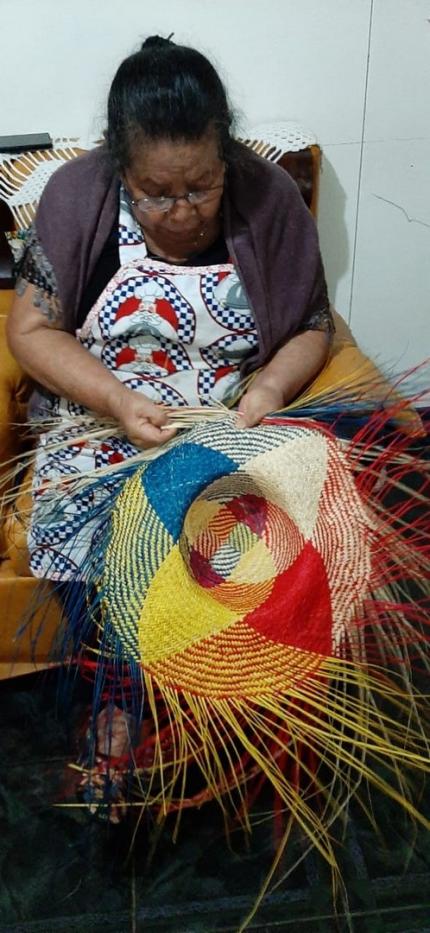 Rosario Hernández Mena, del cantón de Mora, fue ganadora del primer lugar del certamen en la categoría Tradicional Indígena con la obra Sombrero de paja ancestral, conjunto de tres piezas, en bejuco de estococa trenzado y pigmentos naturales. Foto cortesía de la artesana.
