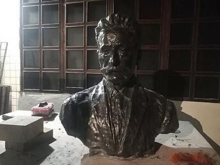 Nuevo busto del Dr. Durán en el taller. Cortesía de Luis A. Ramírez, Anesco. 