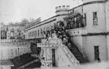 Imagen inédita de la toma del Cuartel Bellavista después del “Cardonazo”, 1949 (Colección Oscar Rivera. Foto Mario Hernández).