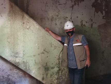Óscar Salas, arquitecto del Centro de Patrimonio Cultural en la supervisión de las escaleras encontradas que serán rehabilitadas para el uso de los visitantes. Foto: O. Salas-CICPC.