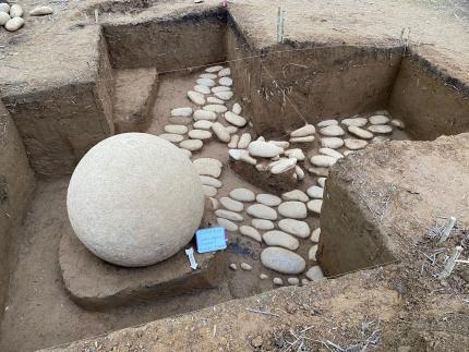 Primera esfera ubicada en julio 2021 y su empedrado. Foto MNCR