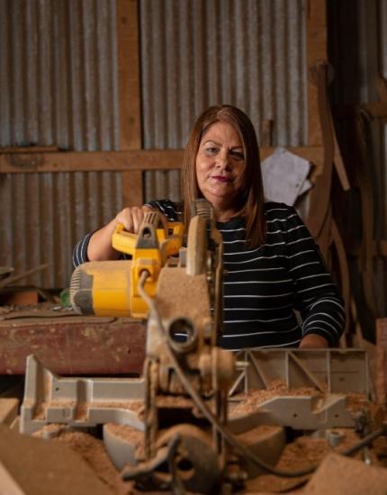 Margarita Ruiz es una de las mujeres artesanas que forma parte de ARMUPA. Según el jurado, la mueblería artesanal es una actividad indiscutible de la identidad y de la economía local en la zona de Palmares y en la zona de Occidente. Cortesía de Armupa.
