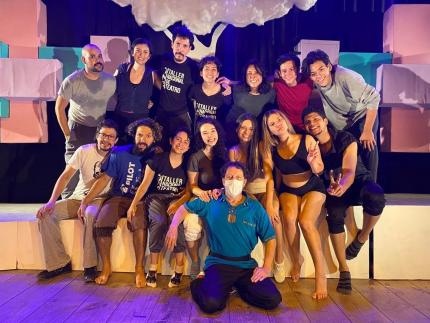 Melvin Méndez junto a estudiantes del Taller Nacional de Teatro.