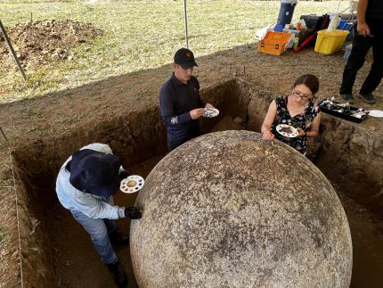 Trabajos forman parte de proceso sistemático de conservación- restauración de esferas de piedra que corresponden a los sitios Patrimonio Mundial. Fotografía: Museo Nacional de Costa Rica