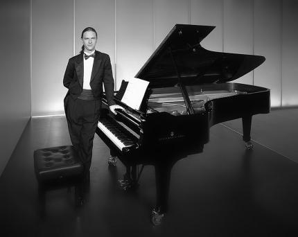 En esta oportunidad, el solista invitado será el pianista alemán Markus Groh, quien tendrá en sus manos la interpretación del concierto para piano. 