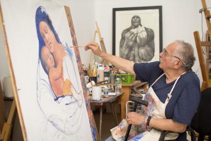 Fotografía: Fernando Carballo, Premio Nacional de Cultura Magón 2021, en su taller, en Cartago. Crédito: María Paz Carballo