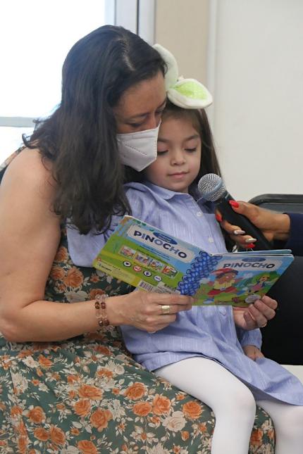 Graciela Serrano, de Higuito de El Guarco, en Cartago, lleva a su hija, Gianna Valerín, a las actividades del programa “Soy bebé y me gusta leer”.