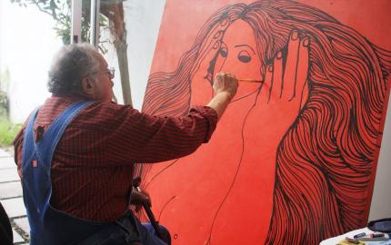 Fotografía: Fernando Carballo, Premio Nacional de Cultura Magón 2021, en su taller, en Cartago. Crédito: María Paz Carballo