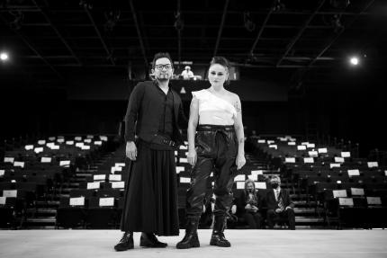 Pablo Caravaca, coreógrafo de “Revolucionarias”, junto a la directora artística Liubov. R. Otto. Foto: Esteban Chinchilla 