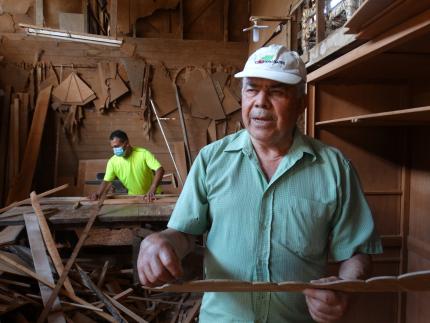Taller La Nueva de Flavio Ruiz, quien muestra una de una gran cantidad de plantillas para hacer muebles de forma artesanal. LLópez-CICPC.
