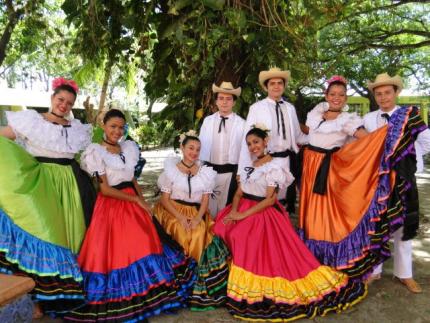 Traje de gala Guanacaste, Danza Huanacaxtle, cortesía Dirección Sociocultural de Guanacaste.