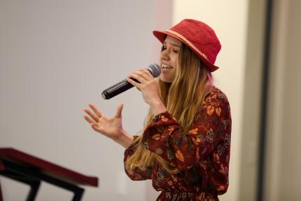 La ganadora del primer lugar fue Keren Sanabria Pérez, de 18 años de edad. Esta vecina de San Carlos compuso la canción “Alma de lobo”, tema inspirado en la dualidad de las emociones para lograr un equilibrio. La ganadora del primer lugar fue Keren Sanabria Pérez, de 18 años de edad. Esta vecina de San Carlos compuso la canción “Alma de lobo”, tema inspirado en la dualidad de las emociones para lograr un equilibrio.
