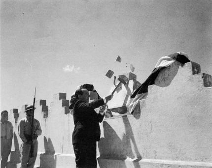 Acto simbólico en el que José Figueres Ferrer da un mazazo a las almenas oeste del patio central del Bellavista. Foto Mario Roa.