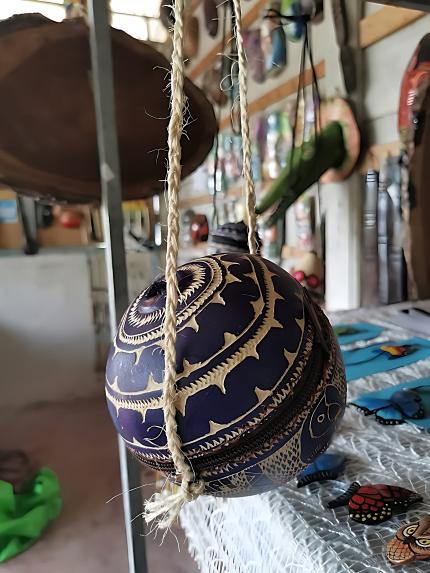 De la jícara se puede hacer una gran cantidad de objetos utilitarios y decorativos, como este bolso hecho en el territorio Maleku. Por: LLópez-CICPC.