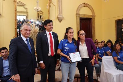 El Comité de Marca País entregó a las deportistas y al cuerpo técnico un reconocimiento como “Embajadoras de Marca País”, debido a que se les considera un ejemplo de excelencia y autenticidad en el área deportiva, tanto a nivel nacional como internacional.