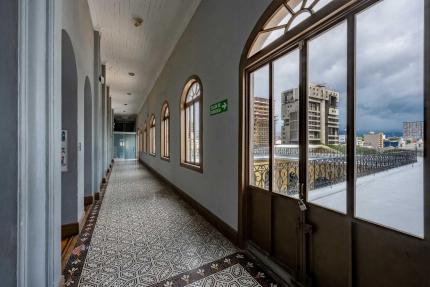 Pasillo interior del Colegio Superior de Señoritas con vistas a la azotea, luego de la intervención como ganador de "Salvemos Nuestro Patrimonio". Cortesía @wagnerfotoarq