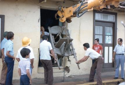 1982-traslado de la Imprenta de Sibaja hacia el MHCJS, con ayuda de maquinaria y personal del ICE