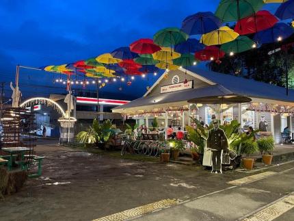 Fotografía: La antigua estación del ferrocarril en Turrialba estuvo muy deteriorada, sin embargo, así luce actualmente, luego de que fue restaurada por la Dirección de Patrimonio Cultural y entregada al Incofer en julio de 2023. Ahora es una pujante cafetería para disfrute de la comunidad y del turismo gracias a un permiso de uso otorgado por Incofer a la empresa. Tomada del Facebook Estación al Atlántico Santo Pan.