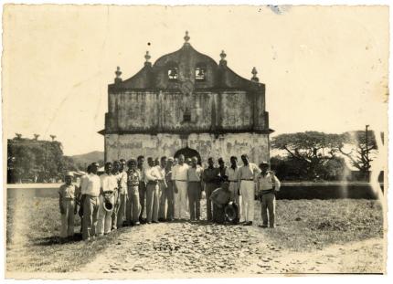 Grupo de personas frente a la Iglesia de Nicoya, Guanacaste. Donada por Luz Alba Chacón León. Fecha aproximada: 1950. ANCR, Colección de Fotografías, 69081.