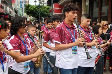 Artistas guanacastecos desfilaron por la Avenida Central mediante un colorido pasacalles en celebración del Bicentenario de la Anexión