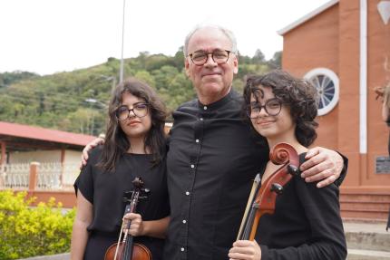 Maestro Ariel Hinojosa (centro), fundador y director del Programa de Orquestas y Coros Juveniles de la Ciudad de México | I Encuentro Binacional 2024, Costa Rica-México