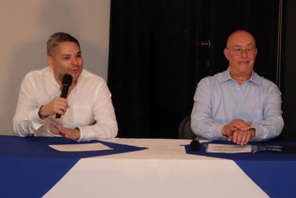 Jorge Rodríguez Vives, ministro de Cultura y Juventud, y Ramiro A. Ramírez, director del Centro Nacional de la Música, durante el evento de presentación de la programación 2025 de la OSNCR, en el Centro de Cine.