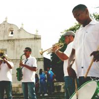 Grupo de músicos frente a la iglesia de Nicoya 
