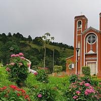 Entre las verdes montañas de la zona de Los Santos, destaca el templo de San Cristóbal Norte, recientemente incorporado a la lista de Patrimonio Histórico-Arquitectónico del país. Por: L. López, CICPC.