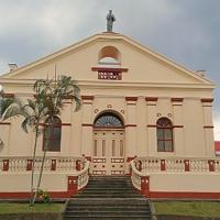 Fachada principal del templo de La Asunción, antigua iglesia de San Pablo, construida en adobe en 1863. Por: L.López, CICPC.