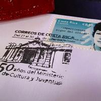 Matasellos se estampó en dos sobres: uno acompañado con el sello postal de Carmen Naranjo, correspondiente a la emisión Escritores Nacionales 2019; el otro, sobre el sello postal dedicado a la bailarina y coreógrafa Mireya Barboza, el cual circuló en marzo del 2020 como parte de la emisión Día Internacional de la Mujer. Foto MCJ 