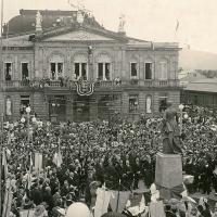 Celebración del Centenario, frente al Teatro Nacional de Costa Rica. Foto: MNCR