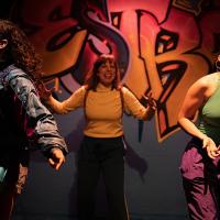 Bajo la dramaturgia y dirección de Noelia Cruz, la línea general de la obra de teatro “Estrategas” la lleva el lenguaje del rap, intercalado por episodios variados en los que se abordan diferentes situaciones vividas por mujeres.