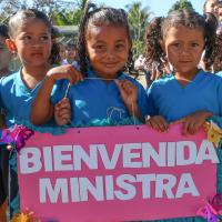 Estudiantes de la escuela unidocente de Pueblo Nuevo de Coto, en Corredores de Puntarenas, recibieron la visita de la ministra de Cultura y Juventud, Nayuribe Guadamuz Rosales, en febrero 2023.