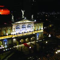 Espectáculo de luces y sonido, realizado por el multipremiado artista francés, Jérémy Oury, se ofrecerá este domingo 08 de diciembre, desde las 6 p.m., en la fachada norte del Teatro Nacional, como parte del cierre del Festival Internacional de las Artes 2024