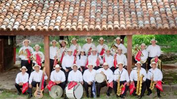 Imagen del festival de la anexión,  grupo de bailes folclóricos vestidos de blanco, negro y cinturones rojos