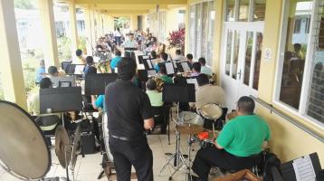 Músicos de la Banda de Conciertos de Guanacaste tocando en un hogar de Adultos Mayores. En la foto todos disfrutan de la música.