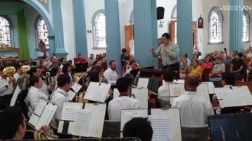 Banda de Conciertos de San José  tocando en Iglesia