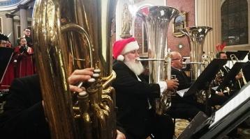 Músico de la Banda de Conciertos de San José con gorro navideño