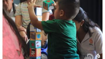 Niño jugando con cubos armando una historia 