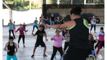 Personas realizando ejercicios bailables con la instructora