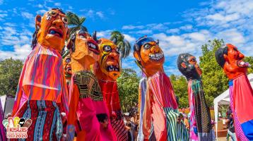 Familia de Mascaradas de colores vivos 